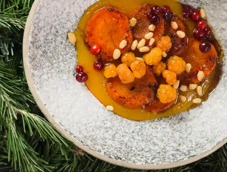 Блюдо из сезонных продуктов на летней веранде AurA Kitchen&Bar