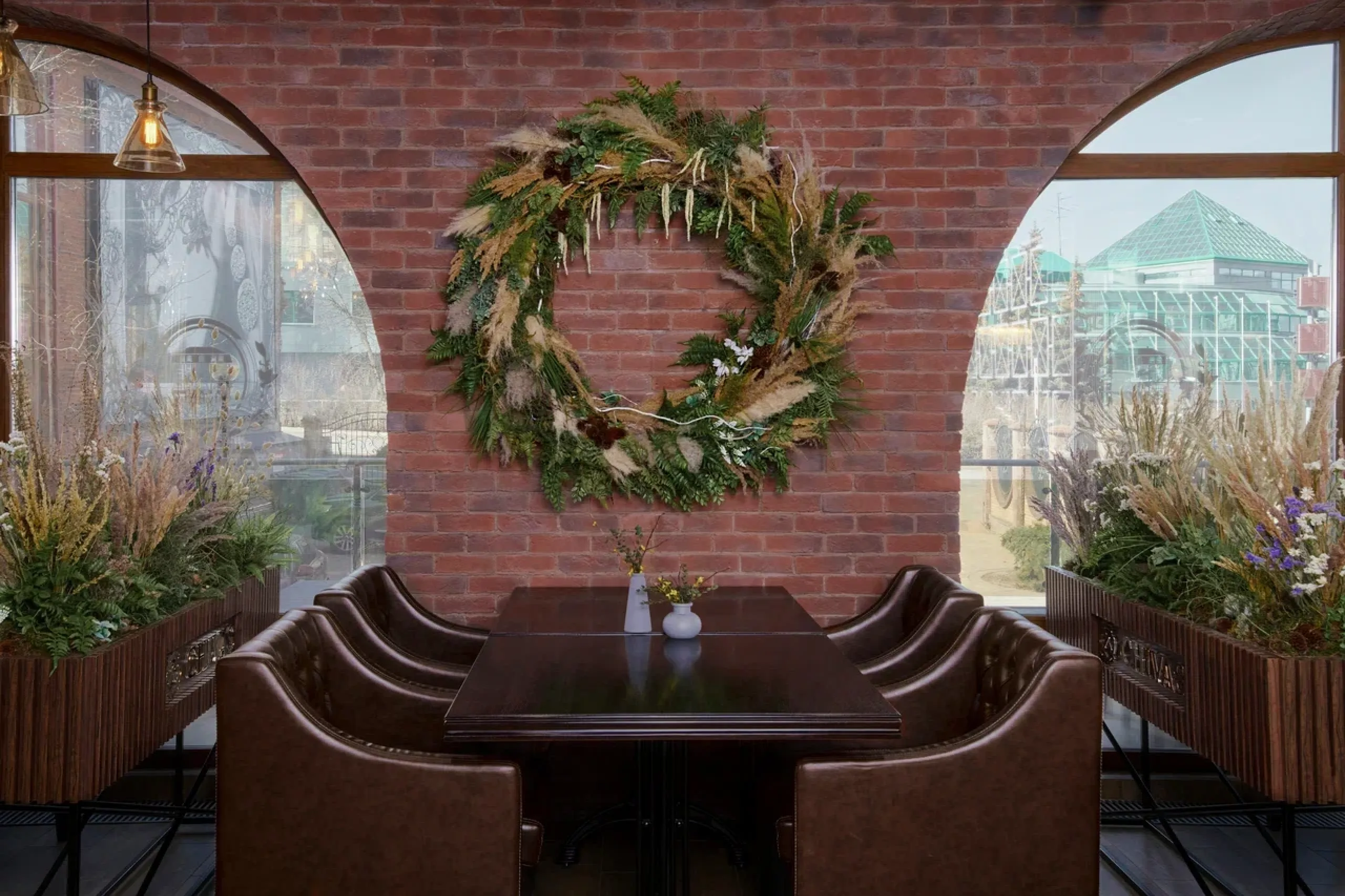 Сервировка стола в ресторане Aura City Hotel