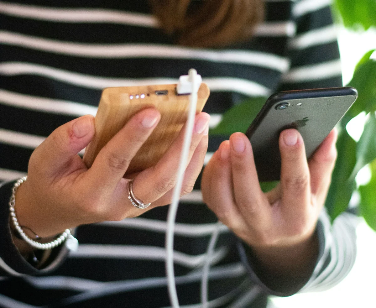 Гостья заряжает телефон с помощью портативного аккумулятора